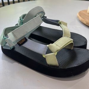 Girls platform tevas